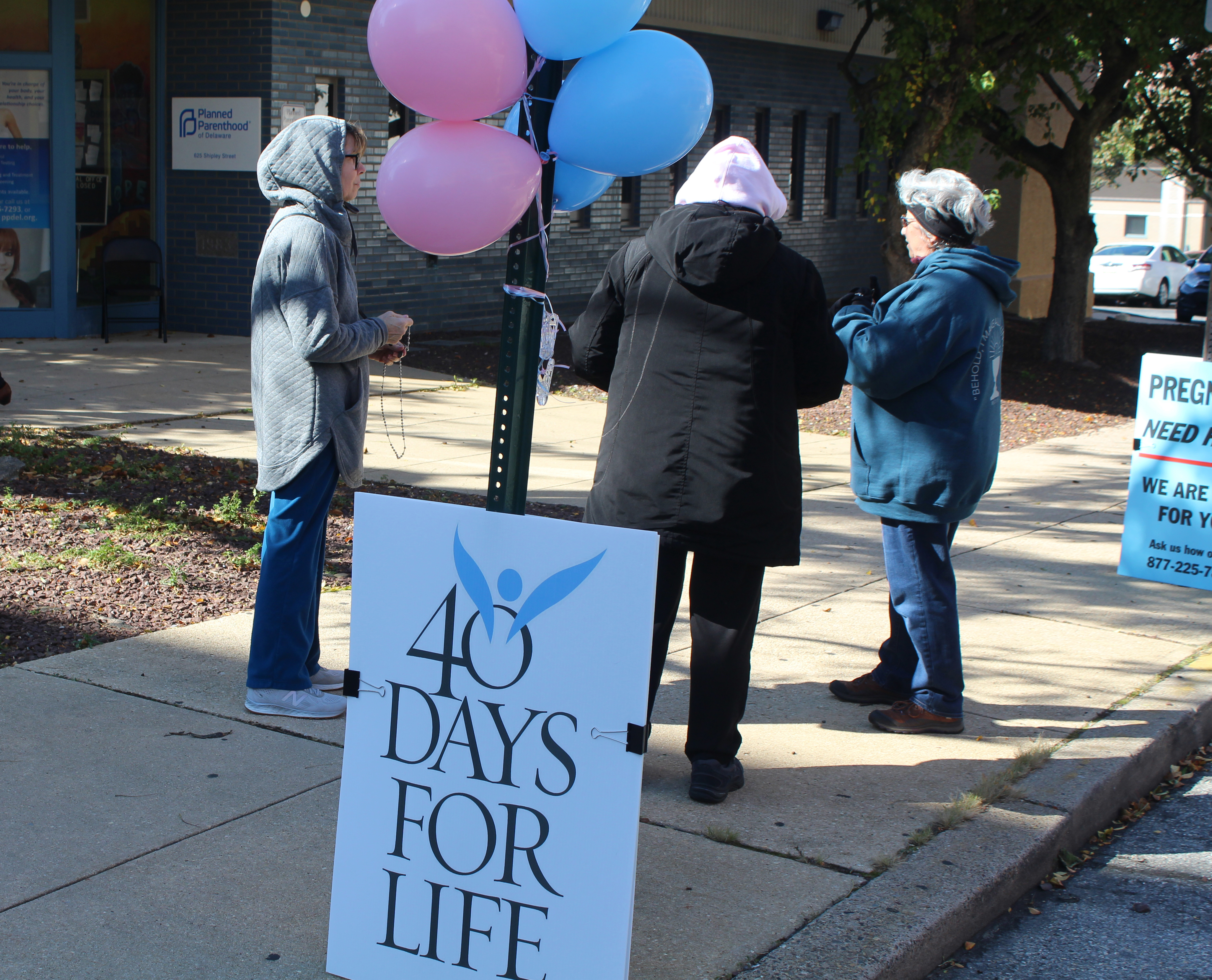 '40 Days for Life' volunteers hold vigil outside Planned Parenthood in Wilmington ...