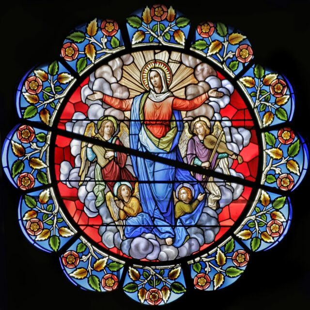 ROSE WINDOW DEPICTS MARY'S ASSUMPTION INTO HEAVEN
